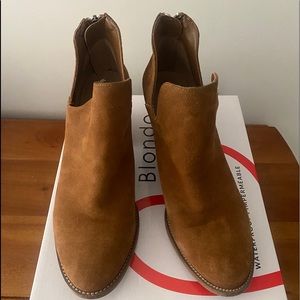 Blondo Neda Camel Suede Ankle Boots Side Cuts Waterproof Block Heel Size 9.5